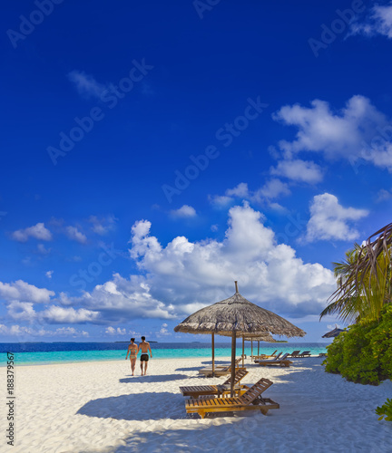 Maledivenstrand mit Touristenpaar