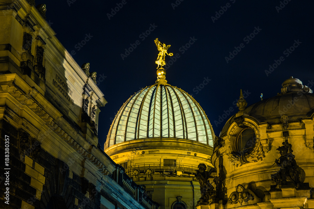 Obraz premium Dresden, Kuppel der Kunstakademie bei Nacht