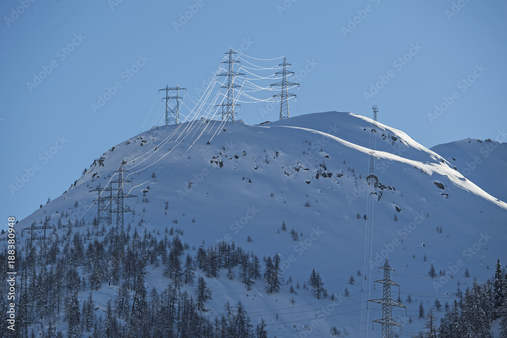 Fototapeta premium Hochspannungsleitungen im Obergoms, Wallis, Schweiz
