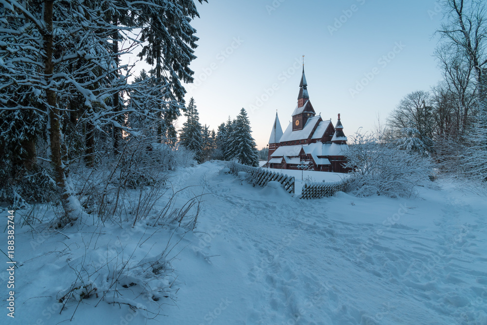 Stabkirche in Hahnenklee bedeckt mit Schnee an einem Tag im Winter