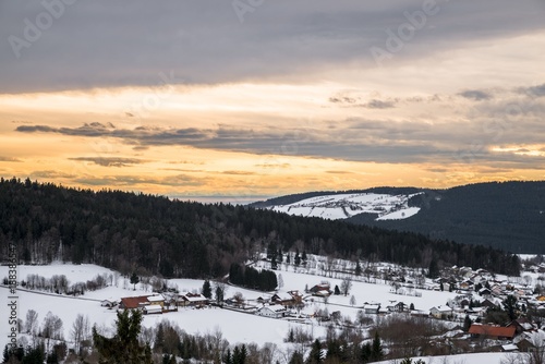 Schnee bedeckte Landschaft im Bayerischen Wald mit Blick auf die Alpen, Bayern, Deutschland 