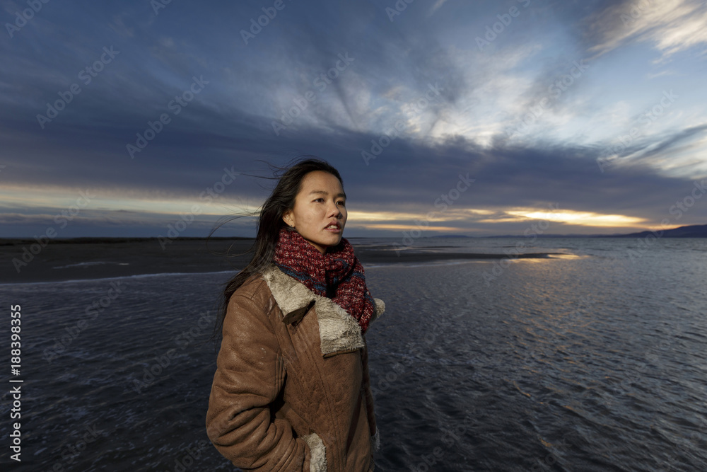 Mujer joven oriental cerca del mar