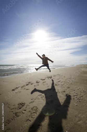 Mujer joven oriental cerca del mar photo