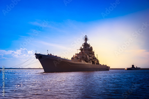Cuadro en lienzo The military cruiser