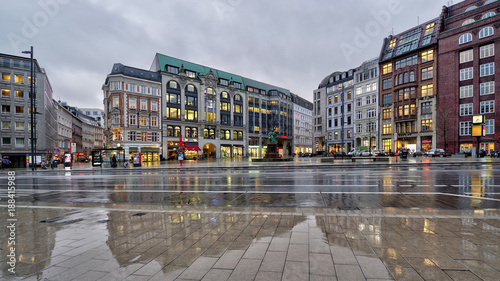 Hamburg - Gänsemarkt bei Regenwetter HD