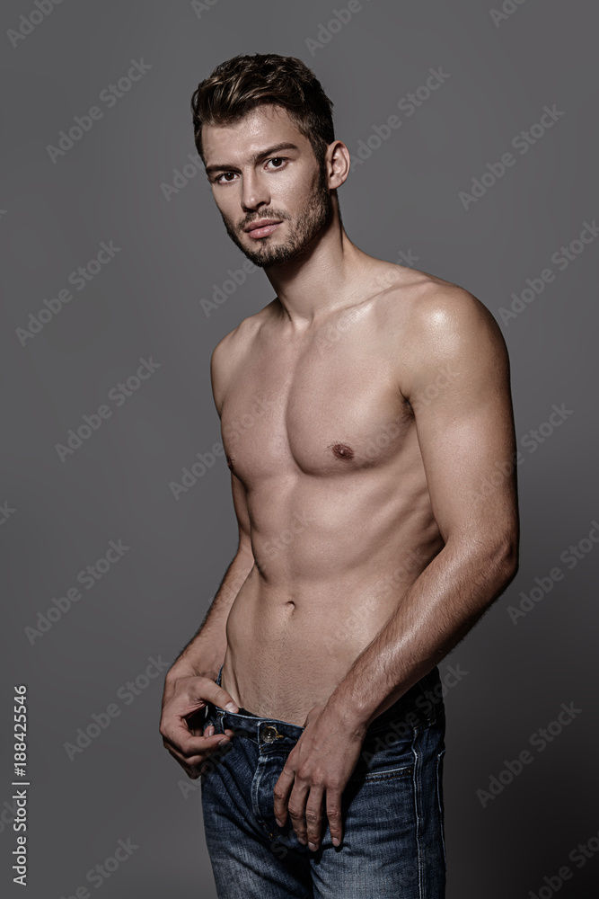 Naklejka premium sexy man in jeans