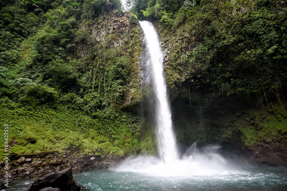 Obraz premium Wasserfall im Dschungel