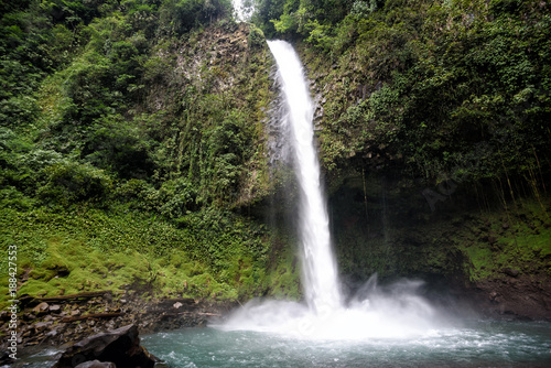 Wasserfall im Dschungel