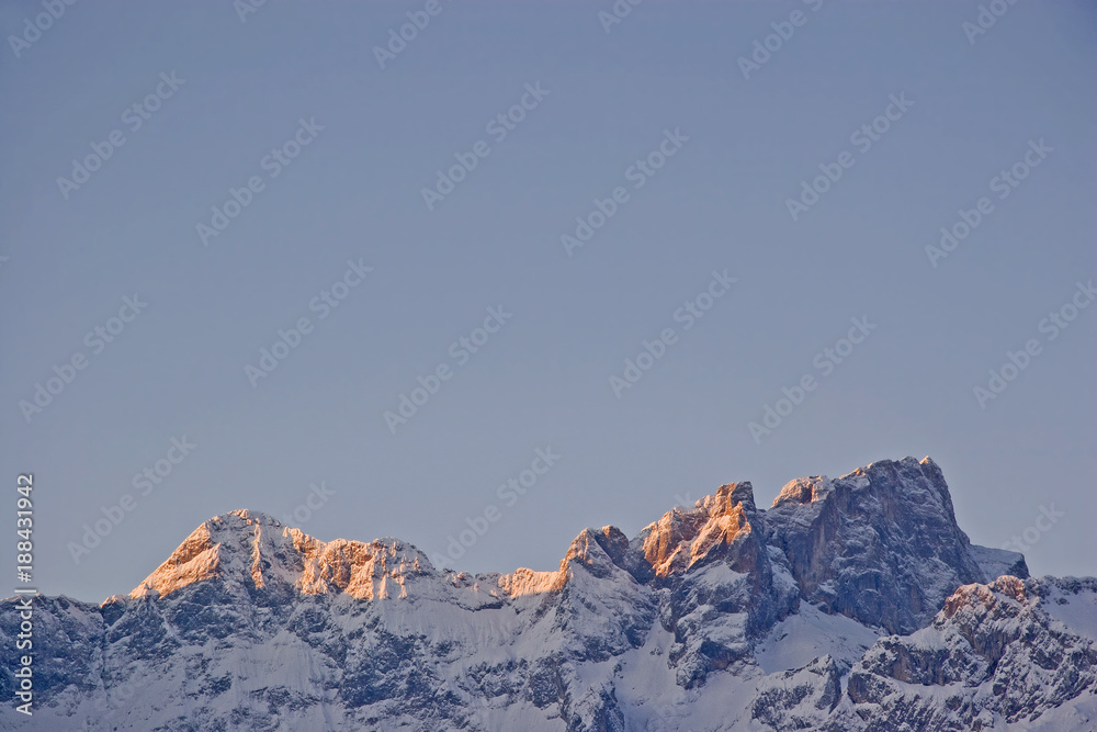 Sonnenaufgang in den Karwendelbergen im Hochwinter