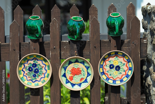 Obraz na płótnie Hand-made crockery dryed on fence w salonie