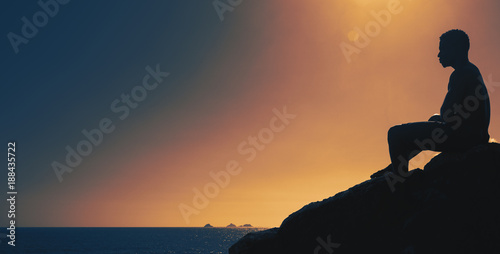 Hintergrund Mann bei Sonnenuntergang