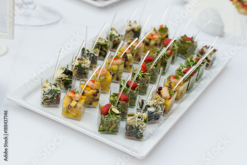 Obraz na płótnie Fresh snack salads on picnic. w salonie