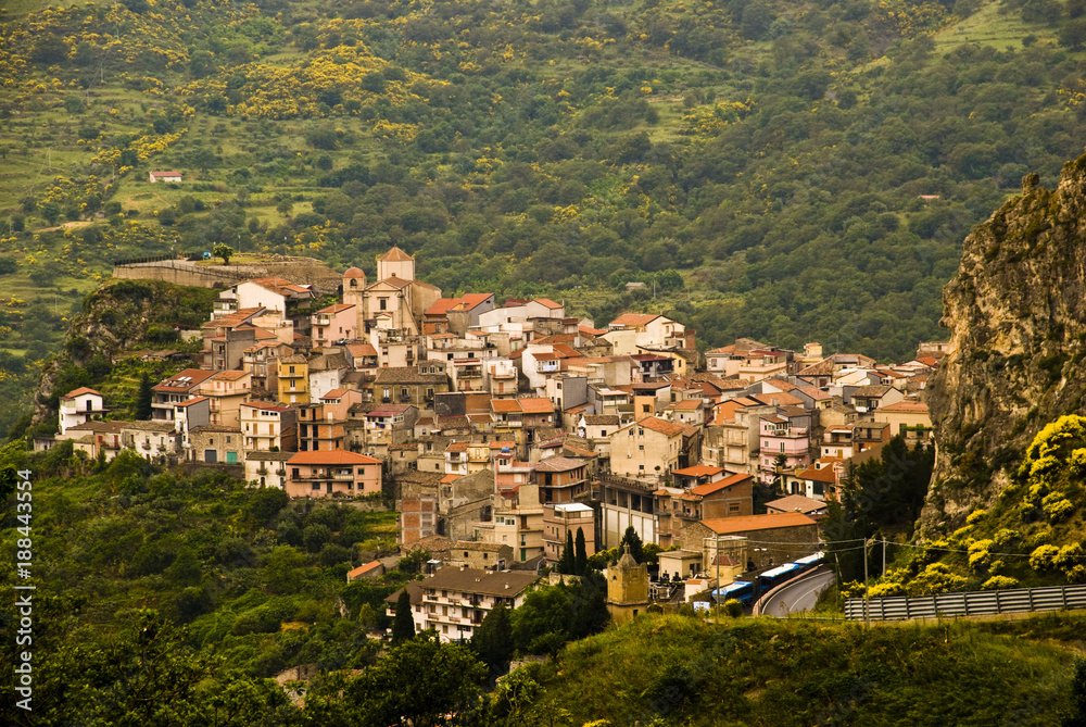 Roccella Valdemone, comune in provincia di Messina, che si trova nella Valle dell'Alcantara (Sicilia) Roccella Valdemone, comune in provincia di Messina, che si trova nella Valle dell'Alcantara (Sicilia)