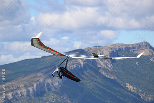Fototapeta Naklejka Na Ścianę i Meble -  Hang Glider in the French Alps