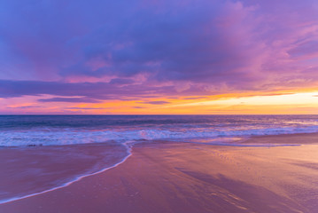 Fototapete Lavendelfarbene Motive Rosa violetter Sonnenuntergang am Strand  © Melissa Burovac