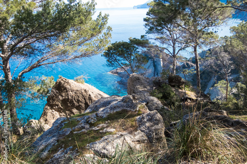 Weiße Felsen an der Westküste Mallorcas auf den Weg von Banyalbufar nach Port d´es Canonge