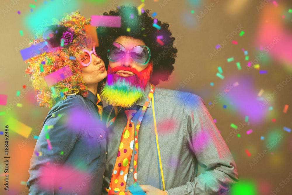 Fototapeta premium Fröhliches Pärchen feiert Fasching