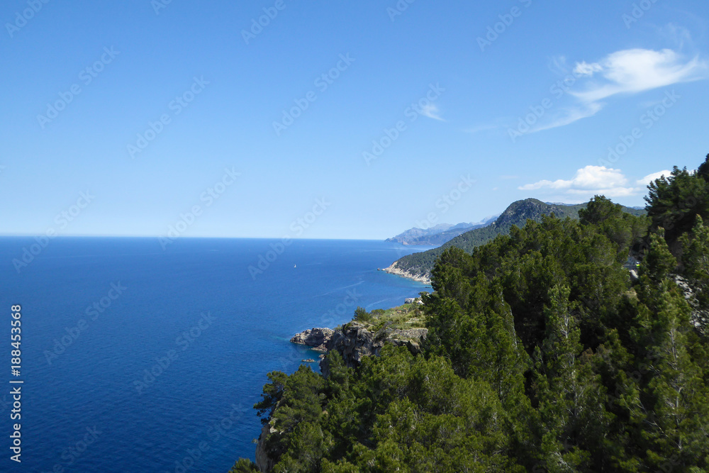 Aussicht auf das Mittelmeer vom alten Wehrturm Punta d´es Verger auf Mallorca