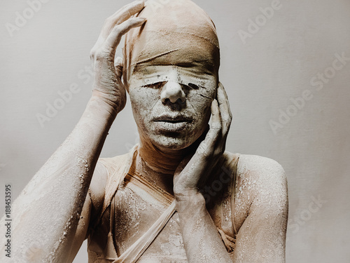 Billede på lærred in makeup woman in bandages and clay is like a mummy without eyes on a monophoni