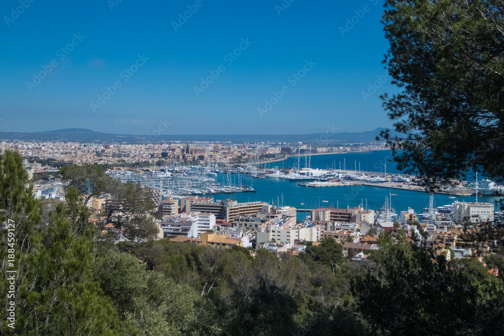 Blick vom Schloss Bellver auf den Hafen von Palma Mallorca