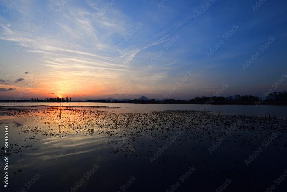 琵琶湖の夜明け