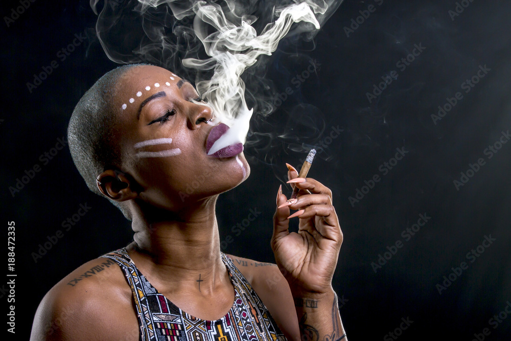 Obraz premium african female smoking