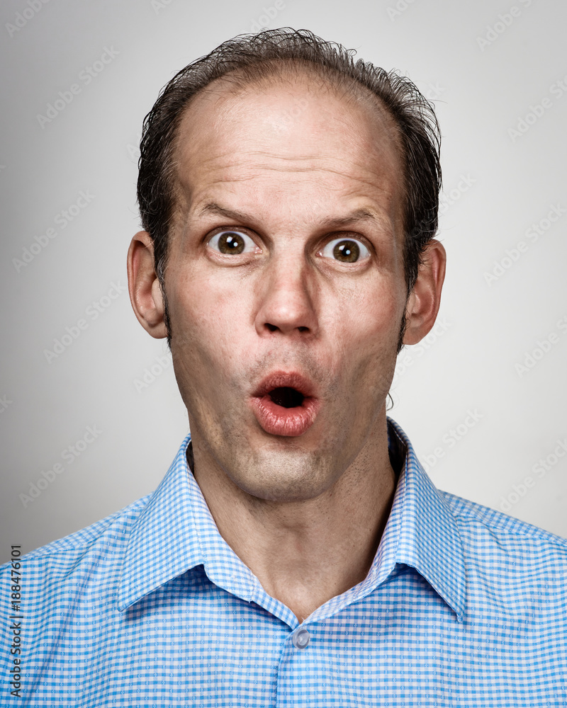 Obraz premium Shocked young man