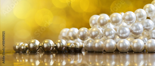 Baner internetowy z pięknych białych i złotych pereł