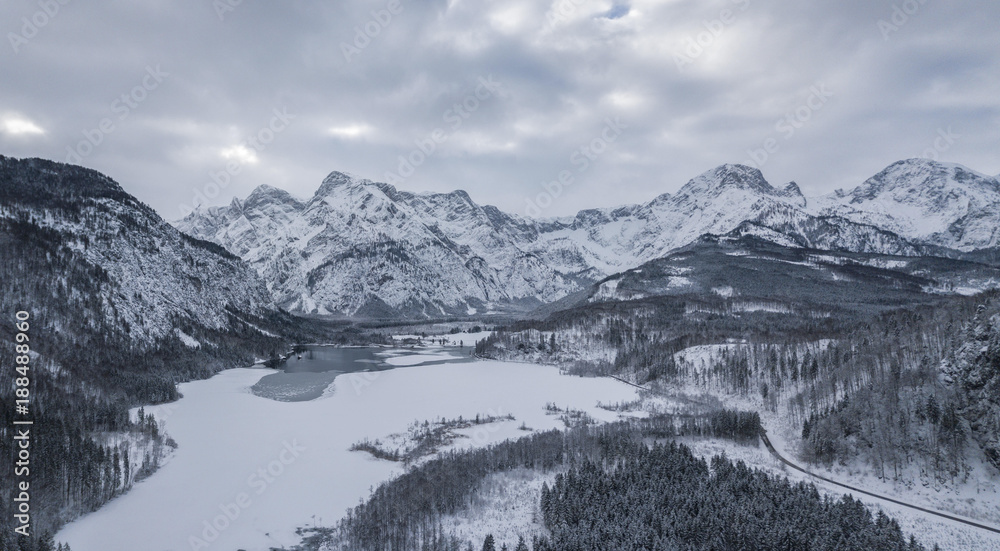 Drohnenaufnahme Totes Gebirge Almsee Grünau Österreich