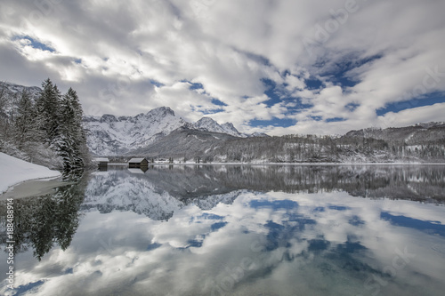 Wunderschöne Reflektionen am Almsee in Österreich