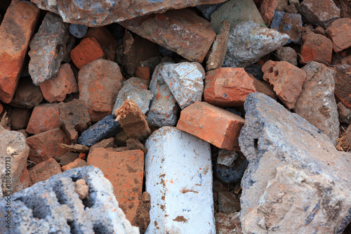 Foto A pile of construction debris is broken brick and concrete.