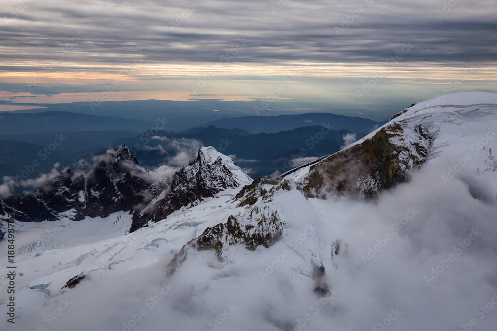 Obraz premium Aerial view of the famous volcano, Mount Baker, that can be seen from Vancouver and Seattle. Located in Washington State.