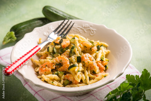 Tableau sur toile trofie with zucchinis and shrimp, selective focus