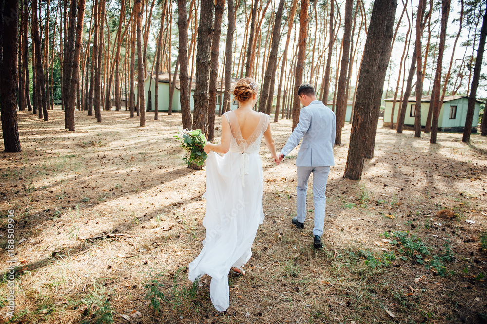 Fototapeta premium lovers is running with hold hands on city park