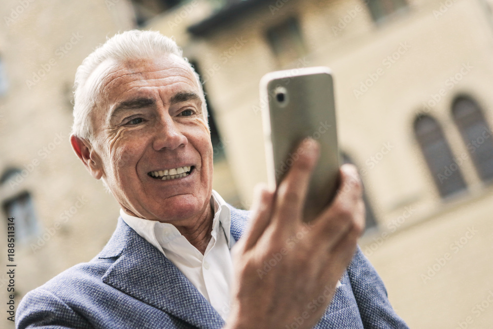 Obraz premium Middle-aged man doing a selfie