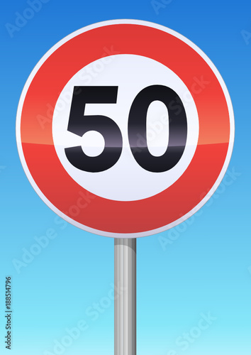 Panneau de limitation de vitesse à 50 sur ciel bleu
