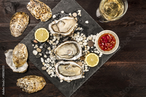 Tableau sur toile Overhead photo of oysters with wine, lemon, and vinaigrette sauce