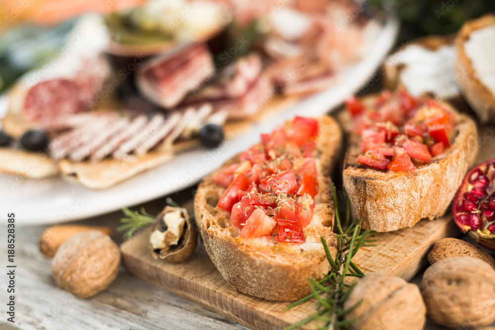 Bruschette al pomodoro e origano e altri cibi italiani Bruschette al pomodoro e origano e altri cibi italiani