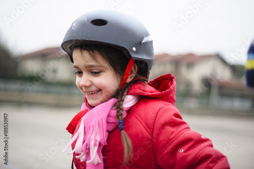 little girl learns to skate with rollerblading © Emanuele Capoferri