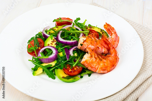 Fresh vegetable salad with shrimps