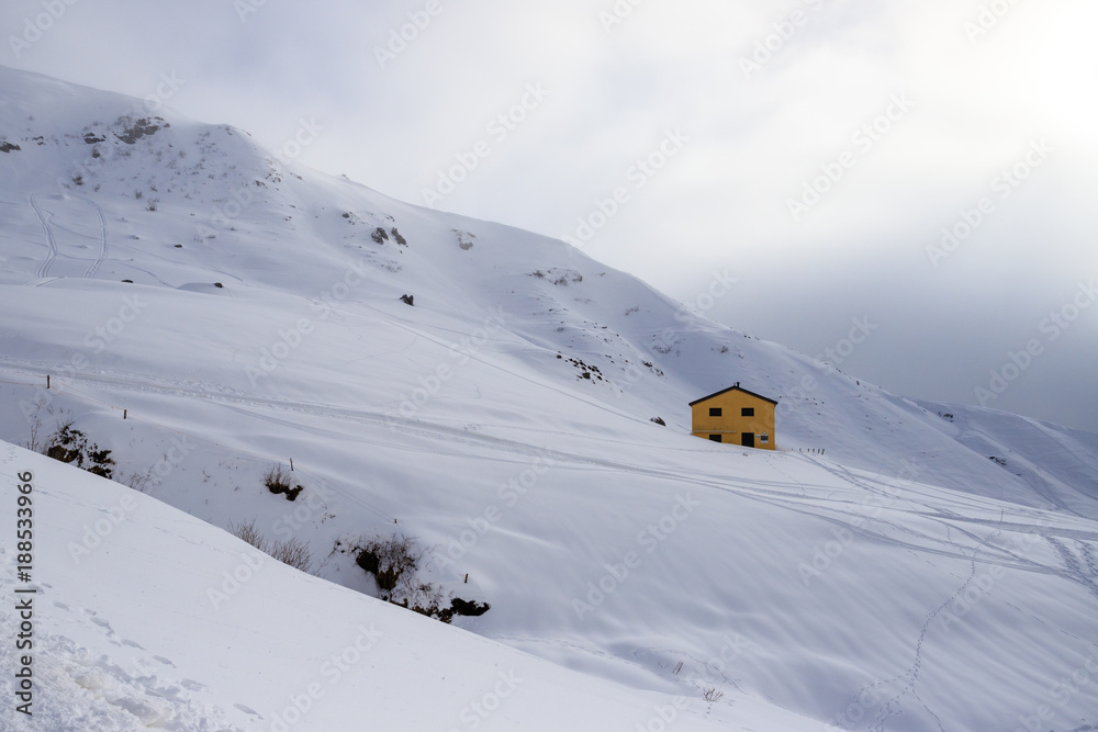 baita tra le nubi ai piani di Artavaggio - Alpi Orobie