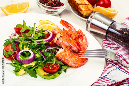 Fresh vegetable salad with shrimps