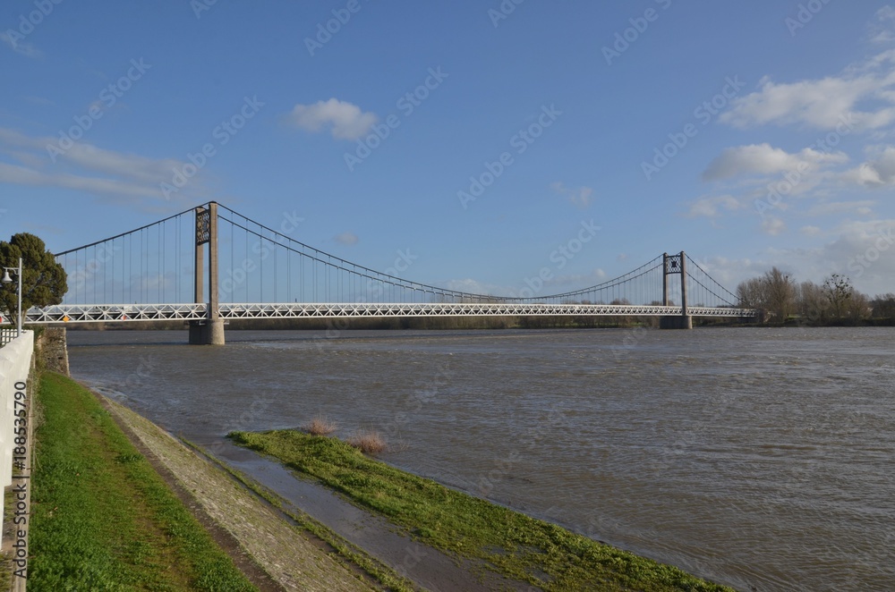 Sentier de Loire inondé et pont suspendu d'Ancenis, Loire-Atlantique, France