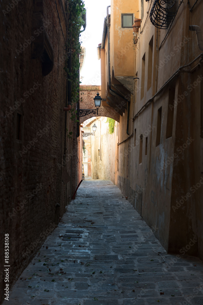 Zabytkowa ulica w Toskanii