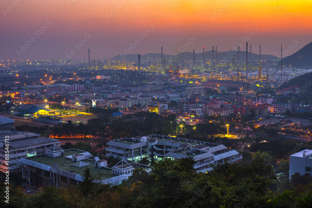 Obraz premium Petrochemical plant in the twilight time at Leamchabung Industrial Estate in Thailand that looking from the mountain and shooting by Telephoto lens.