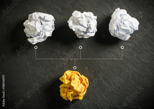 Papierkugeln als Symbol für Ideen die sich gegenseitig beeinflussen