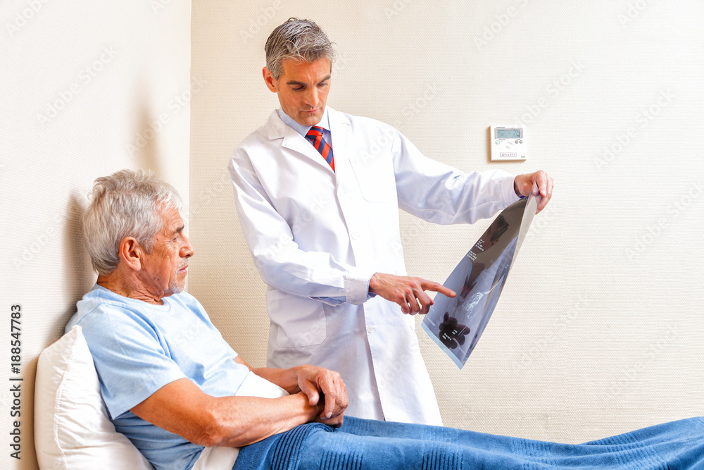 Obraz premium Doctor showing medical scan to elderly man