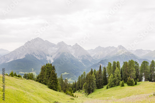 Ftan, Scuol, Motta Naluns, Wanderweg, Flurinaweg, Panoramaweg, Nationalpark, Engadin, Unterengadin, Alpen, Graubünden, Sommer, Schweiz © bill_17
