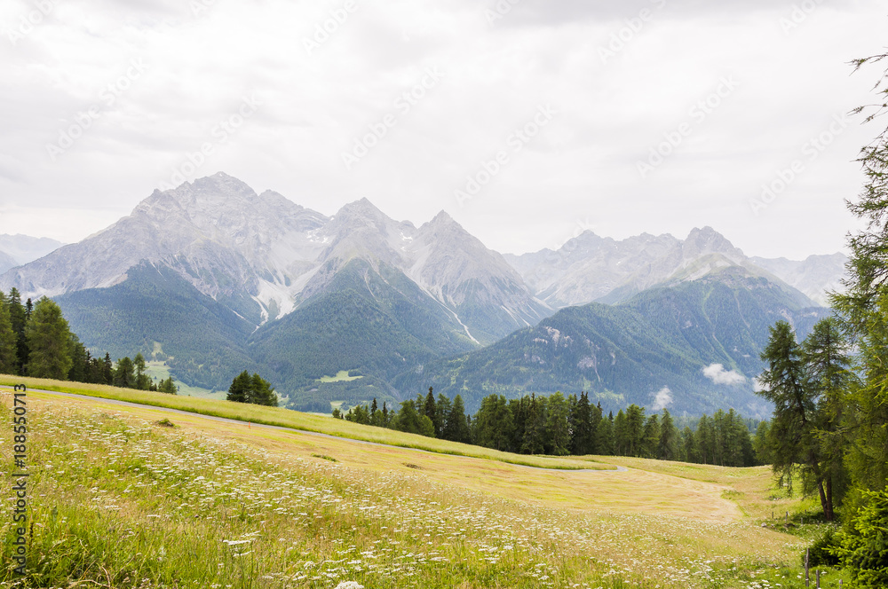 Obraz premium Scuol, Engadin, Unterengadin, Motta Naluns, Wanderweg, Flurinaweg, Panoramaweg, Ftan, Alpen, Graubünden, Nationalpark, Sommer, Schweiz