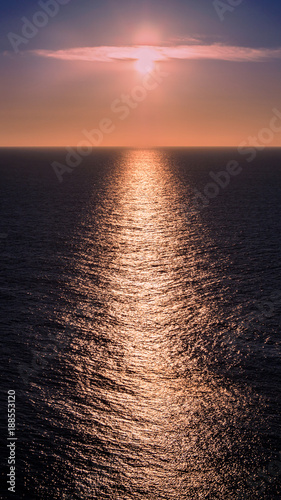 Sol sobre el mar al atardecer photo